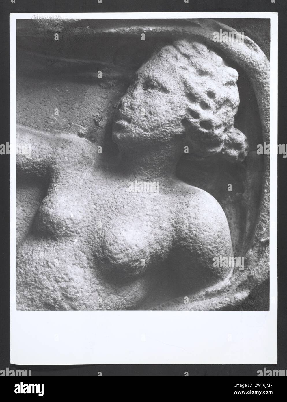 Lazio Frosinone Veroli S. Andrea Apostolo, Cattedrale 34. Hutzel, Max 1960-1990 vedute di oggetti in metallo ospitati nel Tesoro di S. Andrea Apostolo, tra cui busti, reliquiari, croci, polittico, scatole. Antichità: Scultura a rilievo; busti Note generali: Il Museo, che contiene il Tesoro, si trova nell'ultima cappella della navata destra. Tredici vedute di sculture (non metalliche) dal Museo sono stati assegnati numeri alla fine della sequenza del Tesoro, ma non ci sono negativi corrispondenti a queste stampe, né ci sono prove autorevoli che questi oggetti siano ospitati nel Museo della Cattedrale. G Foto Stock