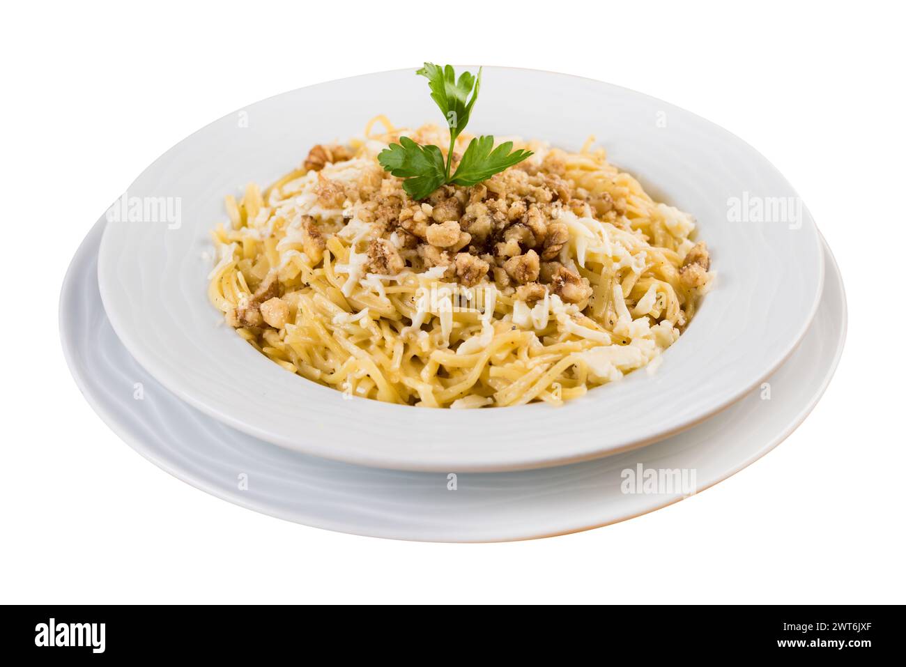 Tagliatelle turche / Eriste con formaggio, noci su sfondo bianco Foto Stock