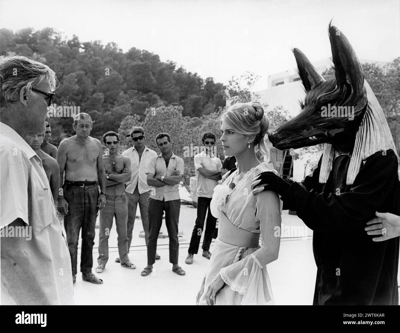 Regista GUY GREEN e CANDICE BERGEN sul set sincero con il dio sciacallo ANUBIS e la troupe cinematografica durante le riprese del romanzo/sceneggiatura VERDE MAGUS 1968 GUY John Fowles musica John Dankworth costume design Anthony Mendleson Blazer Films / Twentieth Century Fox Foto Stock