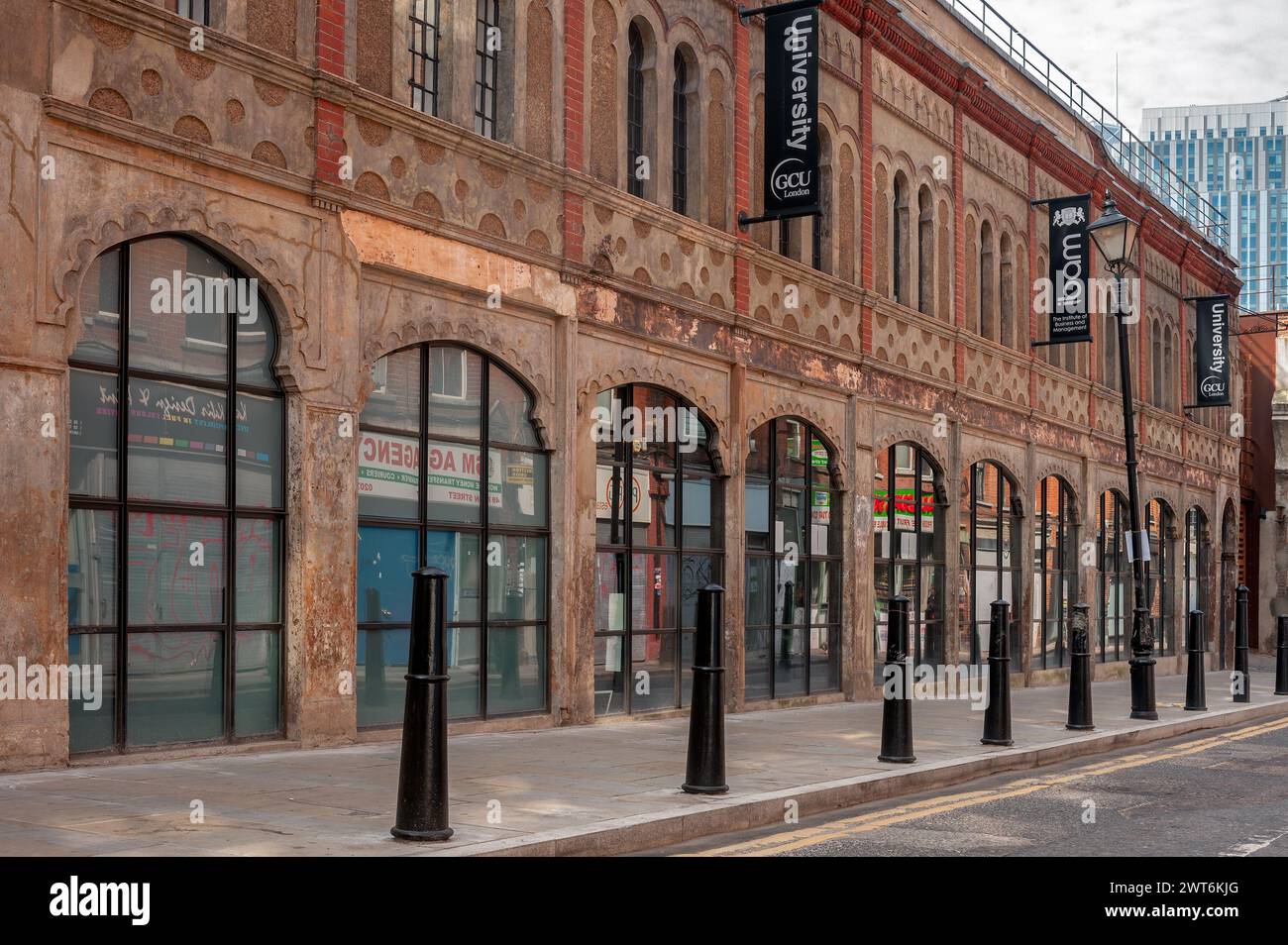 LONDRA, Regno Unito - 17 APRILE 2011: Vista esterna dell'edificio del GCU London Campus a Spitalfields - Glasgow Caledonian University Foto Stock