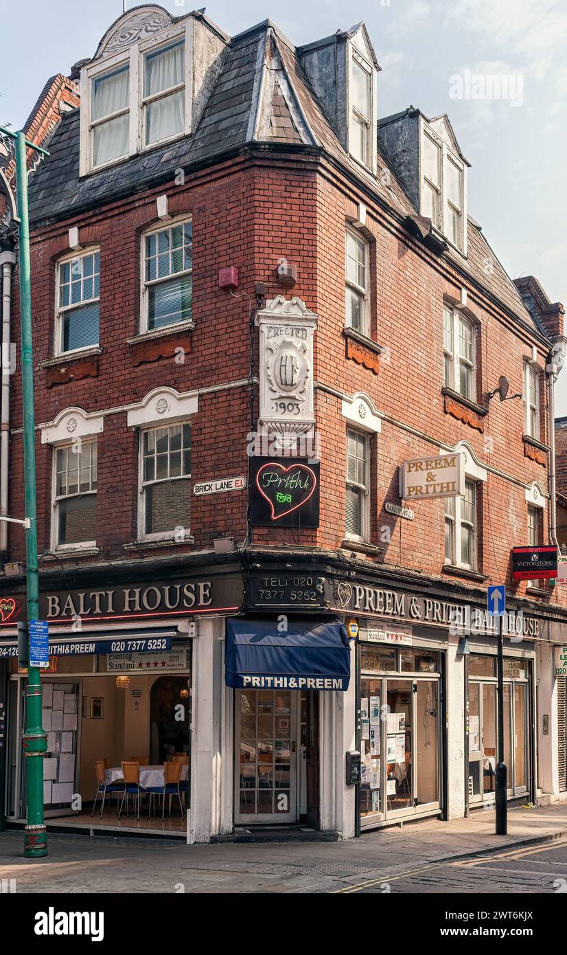 LONDRA, Regno Unito - 17 APRILE 2011: Vista esterna del ristorante Preem e Prithi Curry House a Brick Lane Foto Stock