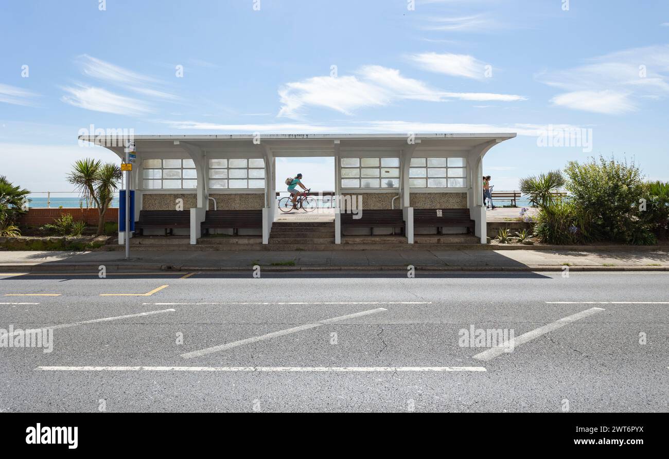 St Leonards, East Sussex, Inghilterra 16 agosto 2023 Art Deco Beach Shelter. Un rifugio bello ed elegante sul lungomare inglese. Foto Stock