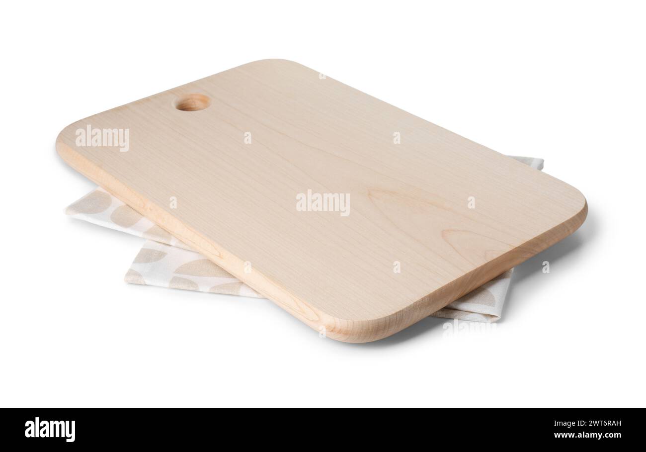 Tagliere in legno e asciugamano da cucina su sfondo bianco Foto Stock