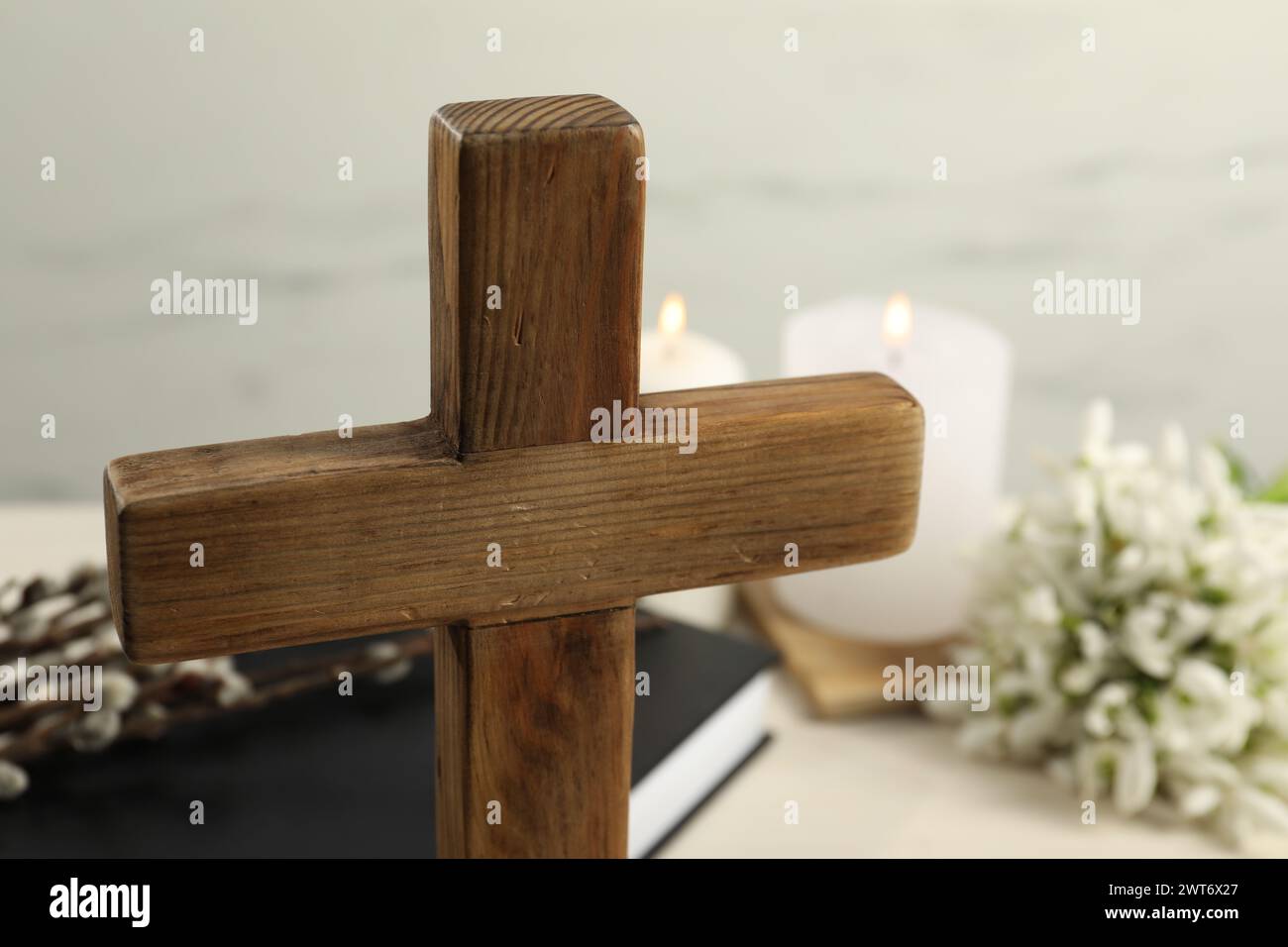 Croce cristiana in legno su tavola, primo piano. Spazio per il testo Foto Stock