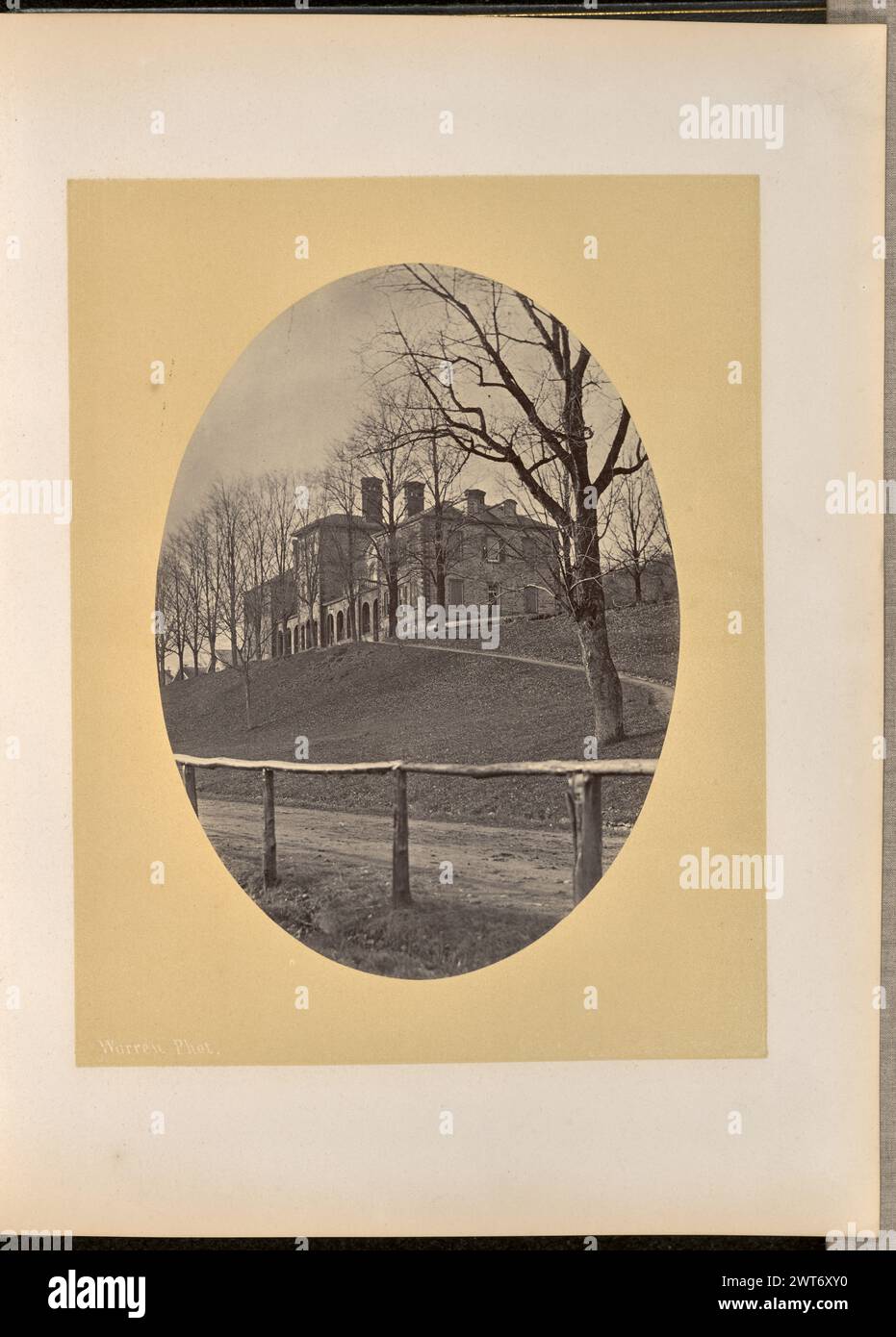 Old Cadet Hospital, West Point. George Kendall Warren, fotografo (americano, 1834 - 1884) 1868 Vista dell'Old Cadet Hospital nel campus di West Point, un edificio in mattoni con ali a due piani che fiancheggiano una struttura centrale a tre piani sormontata da due camini visibili. Un certo numero di alberi senza foglie oscurano la vista dell'edificio da una strada sterrata in primo piano. Foto Stock