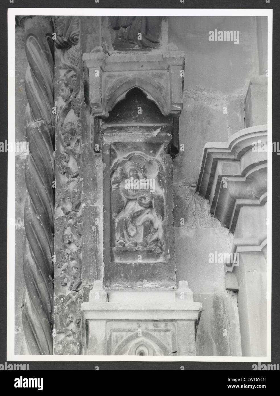 Abruzzo Pescara Caramanico Terme S. Maria Maggiore3. Hutzel, Max 1960-1990 Post-medioevale: Architettura e scultura architettonica del XV secolo, compresi capitelli, cornice e portale d'ingresso; scultura del XIV secolo di stili e origini differenti montata su colonne all'esterno della chiesa Max Hutzel (1911-1988) fotografato in Italia dai primi anni '1960 fino alla sua morte. Il risultato di questo progetto, citato da Hutzel come foto Arte minore, è un'accurata documentazione dello sviluppo storico dell'arte in Italia fino al XVIII secolo, incluso Foto Stock