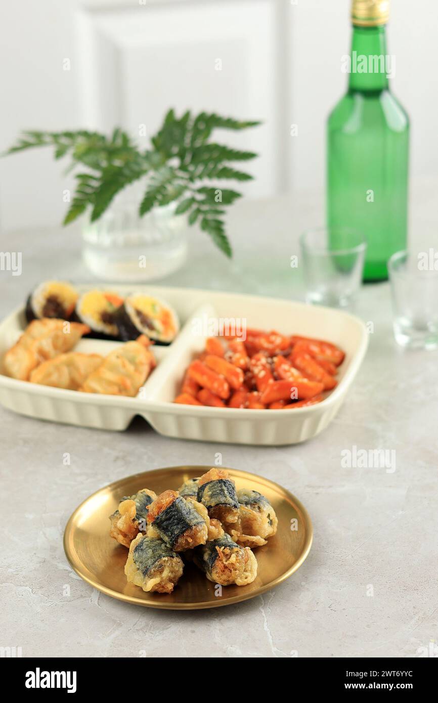 Kimmari o Gimmari, tempura di snack fritti coreani realizzata in rotolo di alghe marine farcite con spaghetti di vetro. Piastra laterale per Tteokbokki Foto Stock