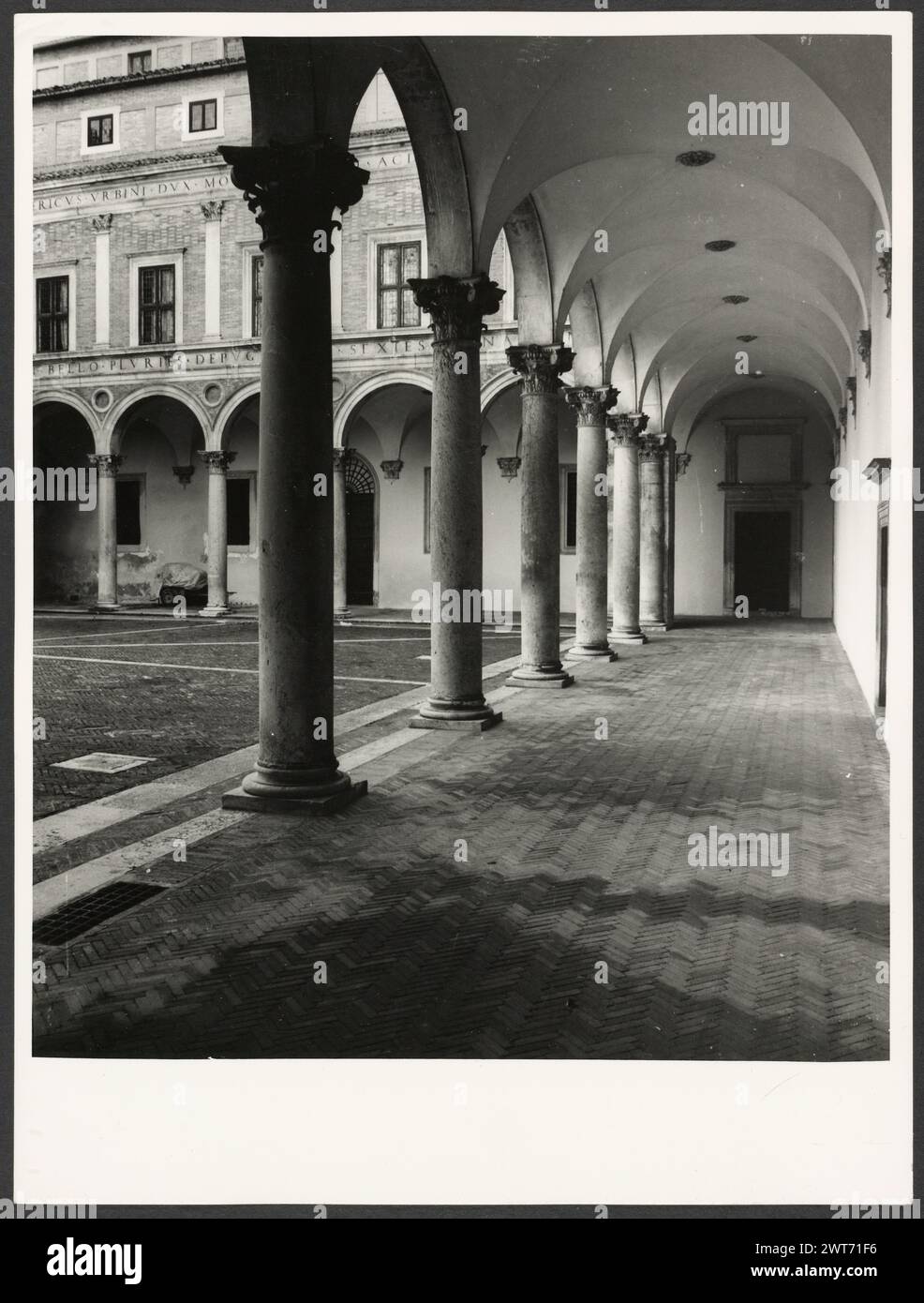 Marce Urbino Palazzo Ducale, Galleria Nazionale delle Marche. Hutzel, Max 1960-1990 Post-medievale: Primo piano: Politici, trittici, crocifissi, quadri, sculture, affreschi oggi ospitati nel Museo; decorazione in stucco in cappelle private Note sull'oggetto: vedi anche urbano, Museo Albani. Con entrambi i siti i neghi arrivarono separatamente dalle stampe, ma tutti i neghi furono etichettati come Urbino, Palazzo Ducale, rendendo difficile abbinare alcuni negativi alle loro stampe. Il fotografo e studioso tedesco Max Hutzel (1911-1988) fotografò in Italia dai primi anni '1960 fino alla sua morte. Il risultato di t Foto Stock