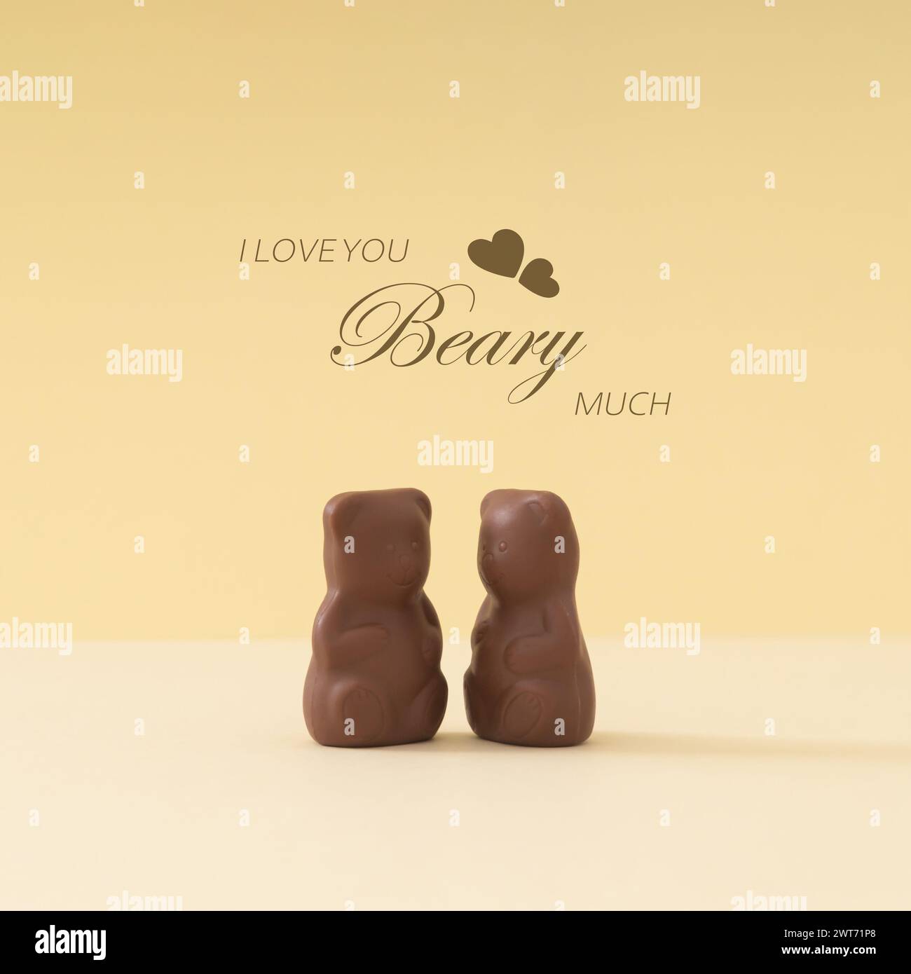 Layout creativo di orsacchiotto al cioccolato con il messaggio "i Love you beary Much" su sfondo color crema pastello. Concetto d'amore romantico. Ottima idea per il cibo dolce Foto Stock