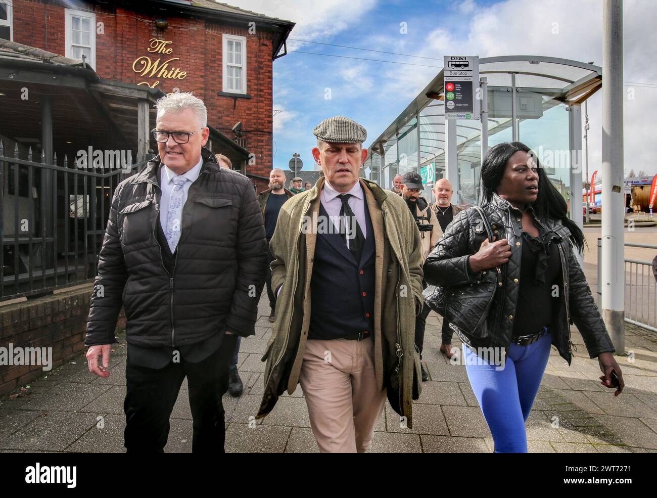 Ashfield, Regno Unito. 15 marzo 2024. Un operaio del partito si trova tra Lee Anderson e una donna che sbatte aggressivamente Mr Anderson durante la visita riformata del Regno Unito al centro di Sutton-in-Ashfield. Lee Anderson, ex deputato conservatore, visita il suo collegio di Ashfield per la prima volta da quando ha disertato per riformare il Regno Unito l'11 marzo 2024 e diventando il loro primo deputato. (Foto di Martin Pope/SOPA Images/Sipa USA) credito: SIPA USA/Alamy Live News Foto Stock