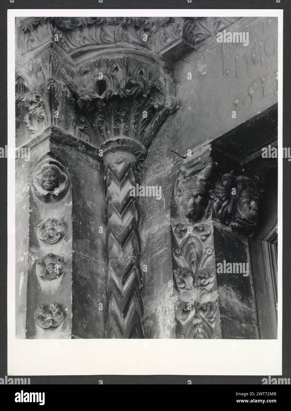 Abruzzo Pescara Caramanico Terme S. Maria Maggiore7. Hutzel, Max 1960-1990 Post-medioevale: Architettura e scultura architettonica del XV secolo, compresi capitelli, cornice e portale d'ingresso; scultura del XIV secolo di stili e origini differenti montata su colonne all'esterno della chiesa Max Hutzel (1911-1988) fotografato in Italia dai primi anni '1960 fino alla sua morte. Il risultato di questo progetto, citato da Hutzel come foto Arte minore, è un'accurata documentazione dello sviluppo storico dell'arte in Italia fino al XVIII secolo, incluso Foto Stock