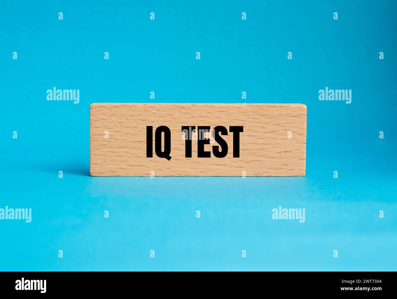 Parole di prova IQ scritte su un blocco di legno con sfondo blu. Simbolo concettuale. Copia spazio. Foto Stock