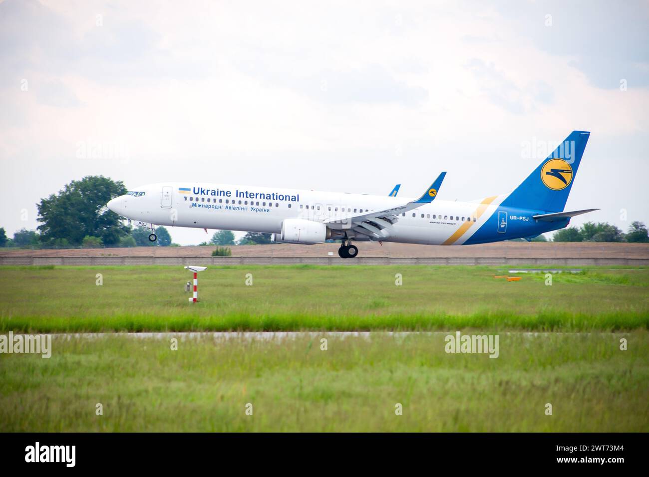 Aereo passeggeri sulla pista dell'aeroporto. Ukrainian Airlines UIA Aircraft UR-PSJ Boeing 737-9KV. Ucraina, Kiev -28 maggio 2021. Foto Stock