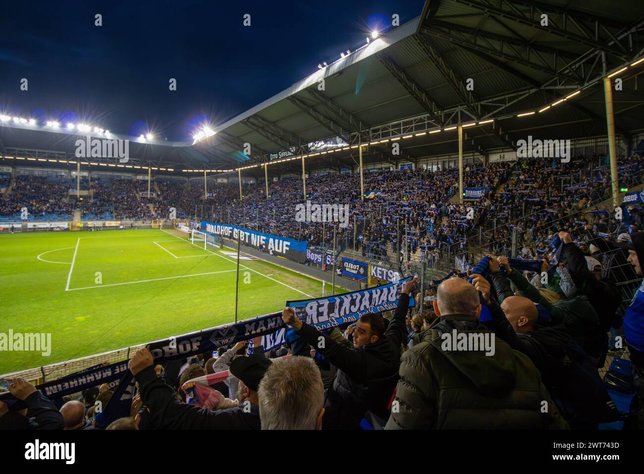 15. März 2024, Carl-Benz-Stadion Mannheim: über 14,000 Zuschauer sehen das Flutlichtspiel der dritten Liga SV Waldhof Mannheim gegen Arminia Bielefeld Foto Stock