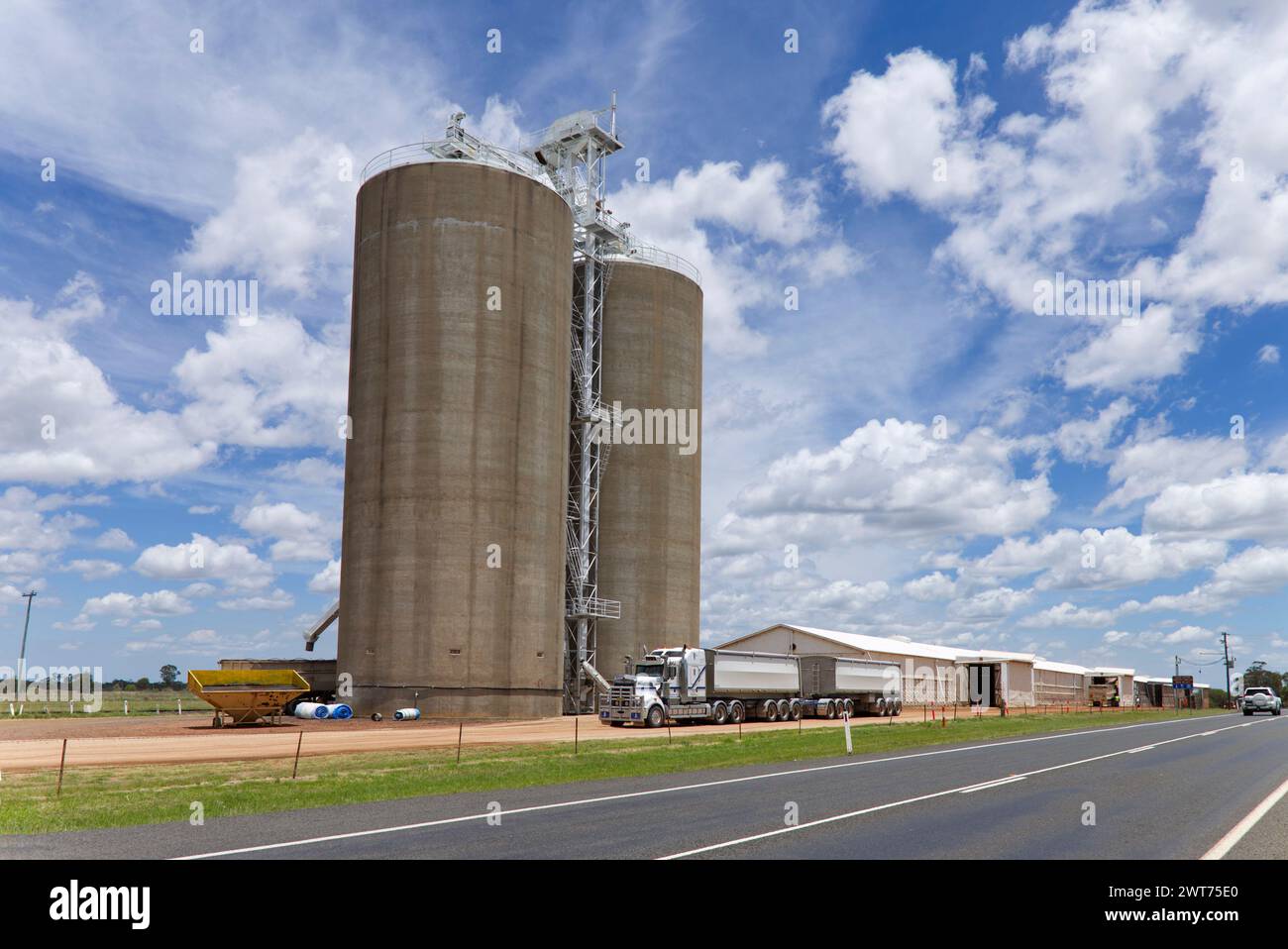 Autotreno che scarica silos di cemento presso Wallumbilla Queensland Australia Foto Stock