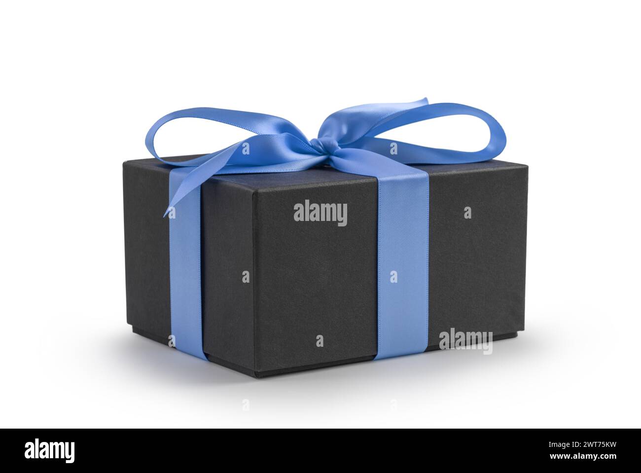 Confezione regalo nera con nastro blu isolata su sfondo bianco, elemento Foto Stock