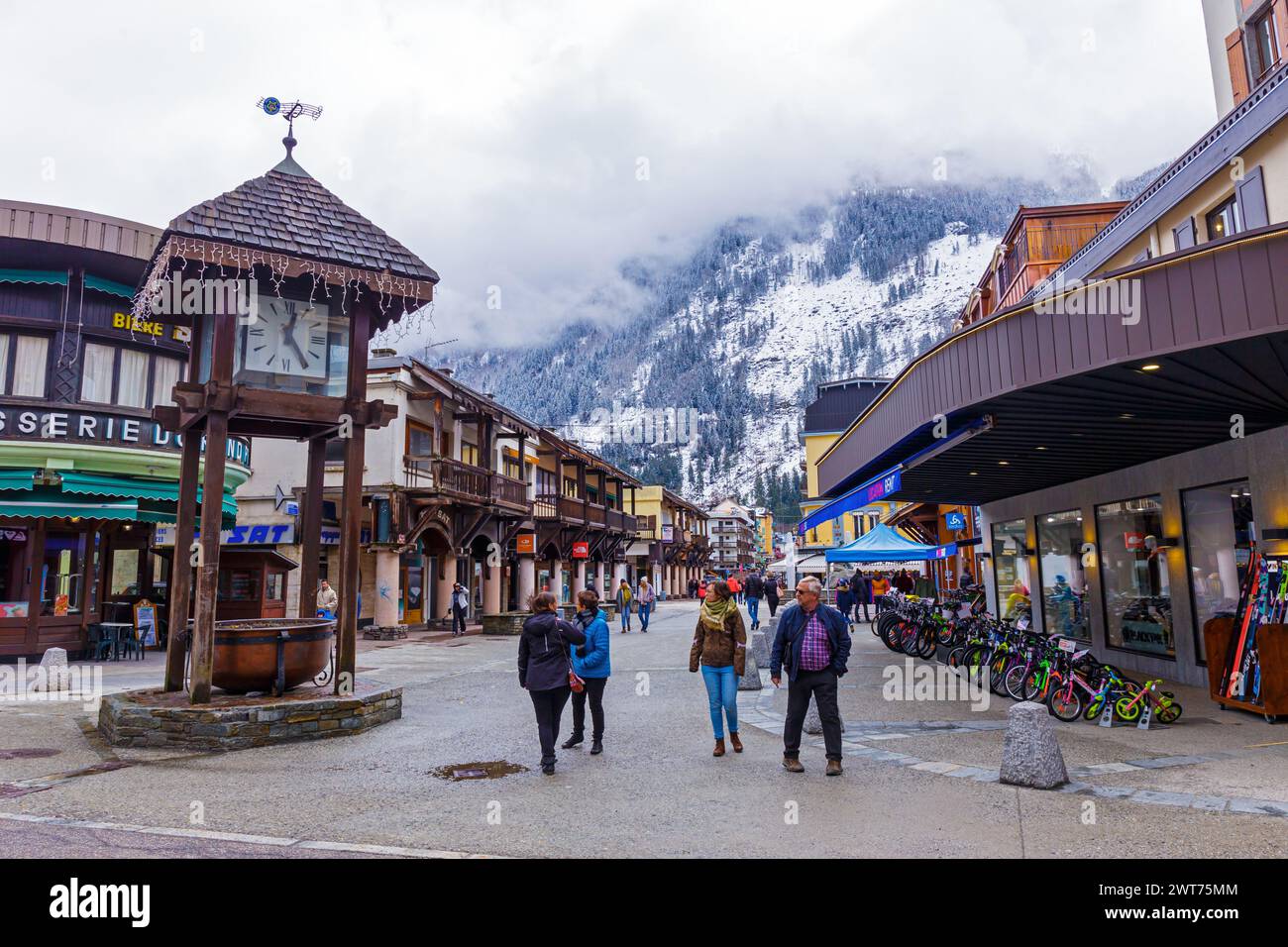 Chamonix-Mont-Blanc, Francia - 1° aprile 2018 : Una posizione centrale con un grande orologio a Chamonix con i turisti che camminano in città. Chamonix è una delle vecchie Foto Stock