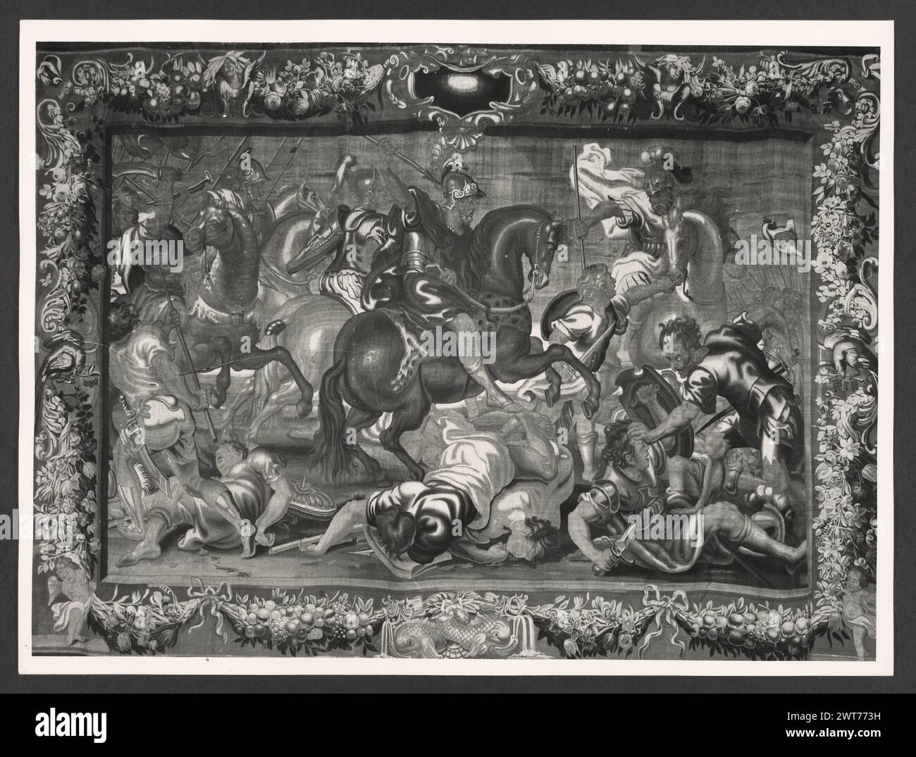 Lazio Roma Roma Palazzo Venezia, Museo8. Hutzel, Max 1960-1990 Post-medievale: Collezione di arazzi nella "sala Regia" Note: Occupare le stanze dell'appartamento Balbo, dove Paolo II visse e riunì le sue collezioni. Arazzi tedeschi e francesi del XVI secolo, tutti prodotti a Bruxelles, e cinque arazzi italiani da Riviera su disegni di cartoni animati di Giov. Franco Romanelli nel 1637-42. Il fotografo e studioso tedesco Max Hutzel (1911-1988) fotografò in Italia dai primi anni '1960 fino alla sua morte. Il risultato di questo progetto, citato da Hutzel come foto Arte mi Foto Stock