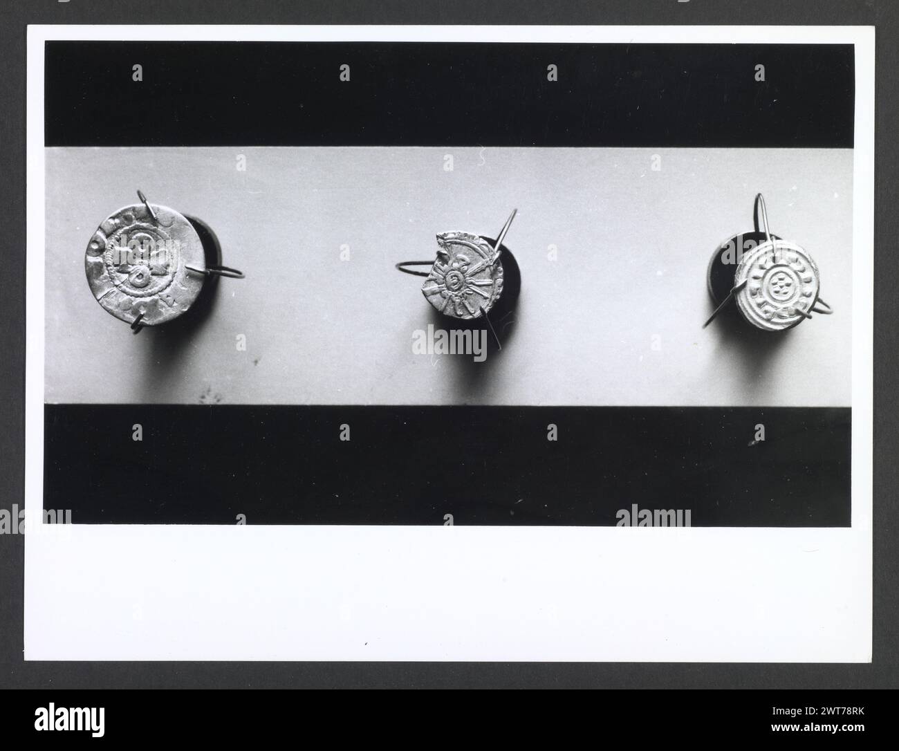 Abruzzo Chieti Chieti Museo Nazionale di Antichita92. Hutzel, Max 1960-1990 Vista esterna di parte dell'ex Villa Frigeri, che insieme ad un vicino palazzo, ospita il Museo Nazionale di Antichita. Viste anche dei giardini, della fontana (XVII secolo) e degli interni restaurati. Il cosiddetto "Guerriero di Capestrano" (V secolo a.C.) si trova nella collezione di antichità sotto uomini, giovani, Guerrieri--pietra--Etruschi, Italiani. Le vedute di Hutzel includono statue, monumenti funerari, busti ritratti e mosaici, molti dei quali sono stati scavati da Alba Fucens. Hutzel ha prestato particolare attenzione Foto Stock