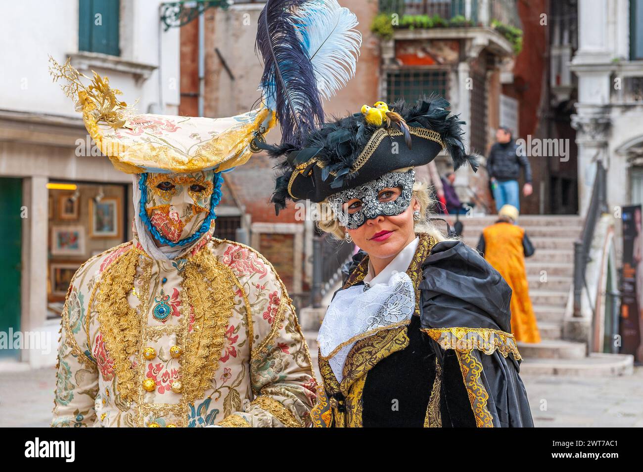Personaggi nascosti dietro le loro maschere per il carnevale di Venezia, in Veneto, Italia Foto Stock