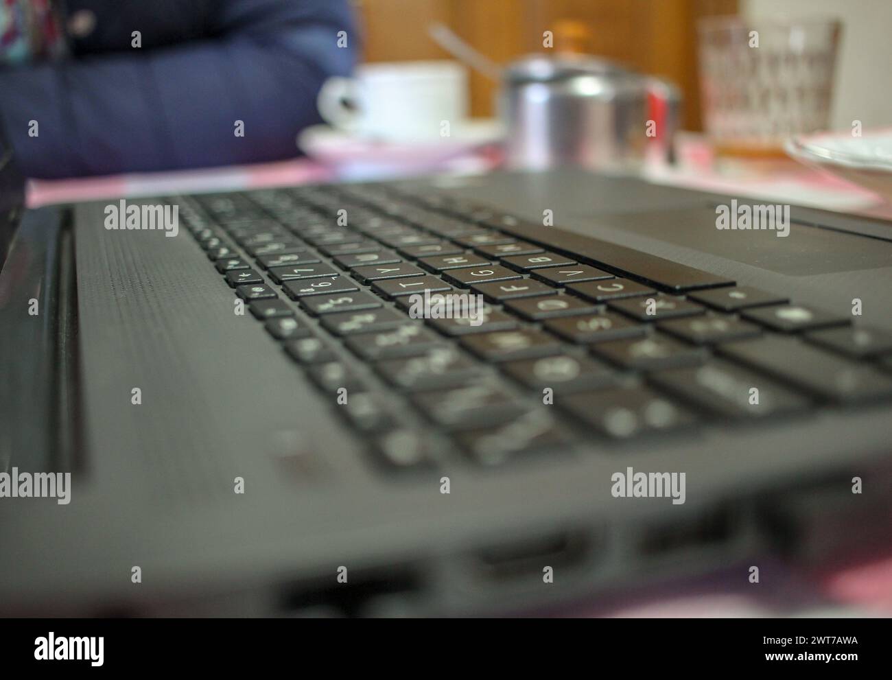 computer portatile e caffè sul tavolo per navigare in rete sorseggiando un caffè Foto Stock