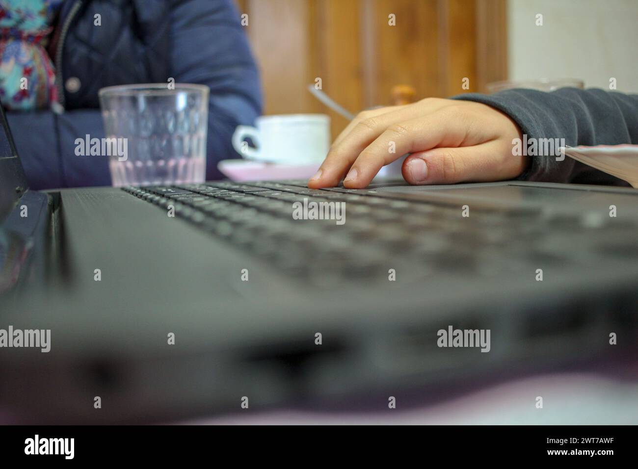 computer portatile sul tavolo dopo pranzo e mentre sorseggi un caffè Foto Stock