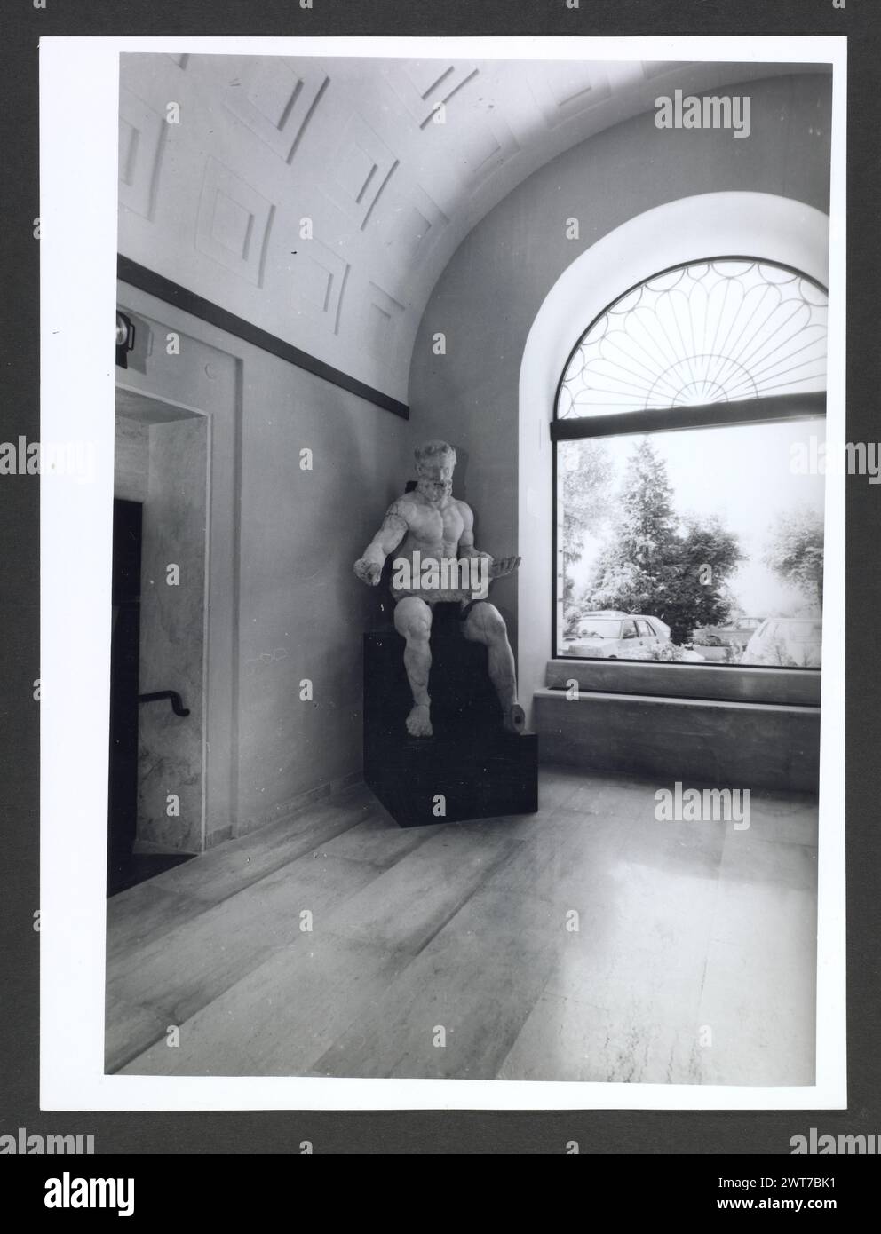 Abruzzo Chieti Chieti Museo Nazionale di Antichita8. Hutzel, Max 1960-1990 Vista esterna di parte dell'ex Villa Frigeri, che insieme ad un vicino palazzo, ospita il Museo Nazionale di Antichita. Viste anche dei giardini, della fontana (XVII secolo) e degli interni restaurati. Il cosiddetto "Guerriero di Capestrano" (V secolo a.C.) si trova nella collezione di antichità sotto uomini, giovani, Guerrieri--pietra--Etruschi, Italiani. Le vedute di Hutzel includono statue, monumenti funerari, busti ritratti e mosaici, molti dei quali sono stati scavati da Alba Fucens. Hutzel ha prestato particolare attenzione a t Foto Stock