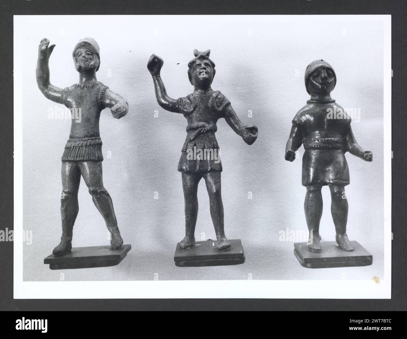 Abruzzo Chieti Chieti Museo Nazionale di Antichita07. Hutzel, Max 1960-1990 Vista esterna di parte dell'ex Villa Frigeri, che insieme ad un vicino palazzo, ospita il Museo Nazionale di Antichita. Viste anche dei giardini, della fontana (XVII secolo) e degli interni restaurati. Il cosiddetto "Guerriero di Capestrano" (V secolo a.C.) si trova nella collezione di antichità sotto uomini, giovani, Guerrieri--pietra--Etruschi, Italiani. Le vedute di Hutzel includono statue, monumenti funerari, busti ritratti e mosaici, molti dei quali sono stati scavati da Alba Fucens. Hutzel ha prestato particolare attenzione Foto Stock