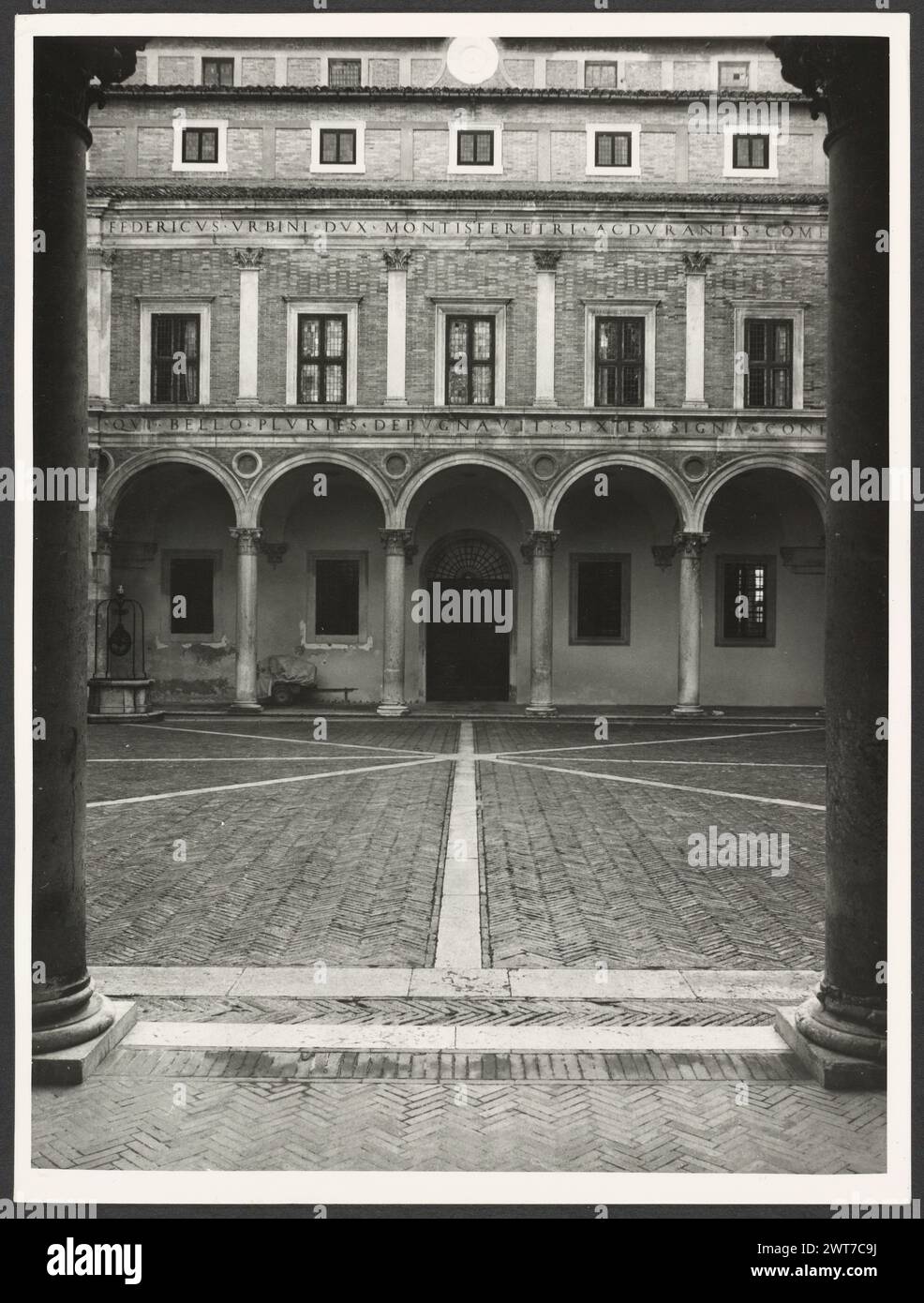 Marce Urbino Palazzo Ducale, Galleria Nazionale delle Marche. Hutzel, Max 1960-1990 Post-medievale: Primo piano: Politici, trittici, crocifissi, quadri, sculture, affreschi oggi ospitati nel Museo; decorazione in stucco in cappelle private Note sull'oggetto: vedi anche urbano, Museo Albani. Con entrambi i siti i neghi arrivarono separatamente dalle stampe, ma tutti i neghi furono etichettati come Urbino, Palazzo Ducale, rendendo difficile abbinare alcuni negativi alle loro stampe. Il fotografo e studioso tedesco Max Hutzel (1911-1988) fotografò in Italia dai primi anni '1960 fino alla sua morte. Il risultato di t Foto Stock