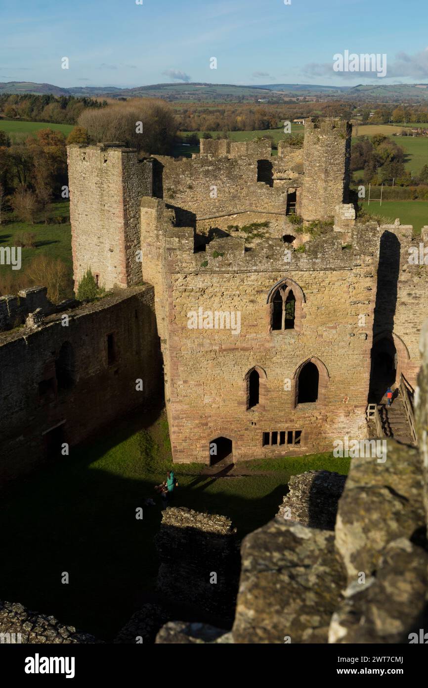 Vista dalla torre d'ingresso del castello di Ludlow sulla torre nord-ovest fino alla campagna circostante. Ludlow, Shropshire, Inghilterra. Novembre. Foto Stock