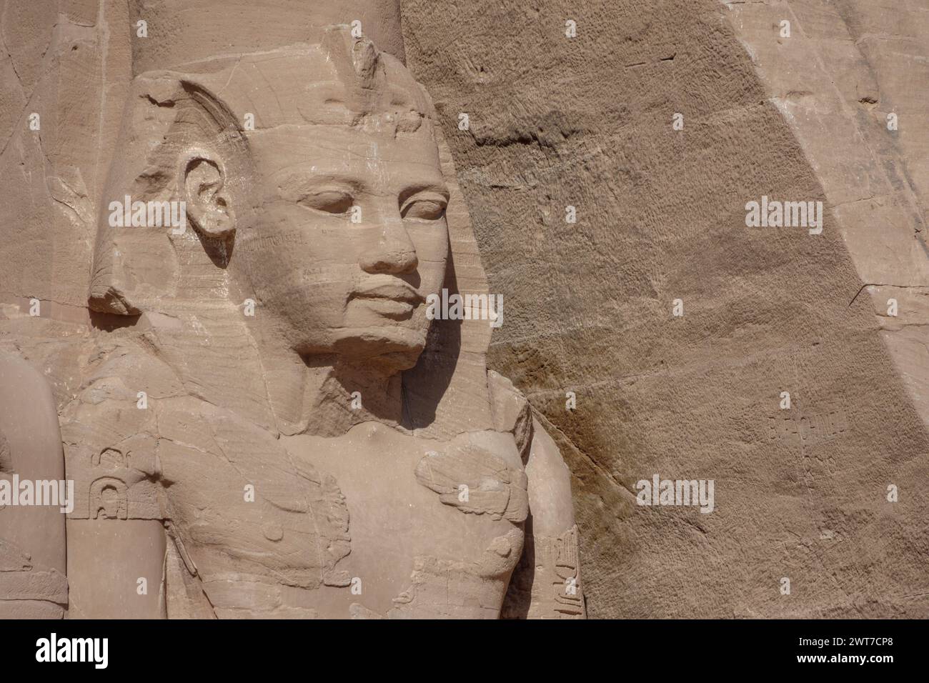 La stragrande Sun tempio di Abu Simbel costruito da Ramesse II, il sito patrimonio mondiale dell'UNESCO, lago Nasser, a sud di Aswan, Alto Egitto Foto Stock