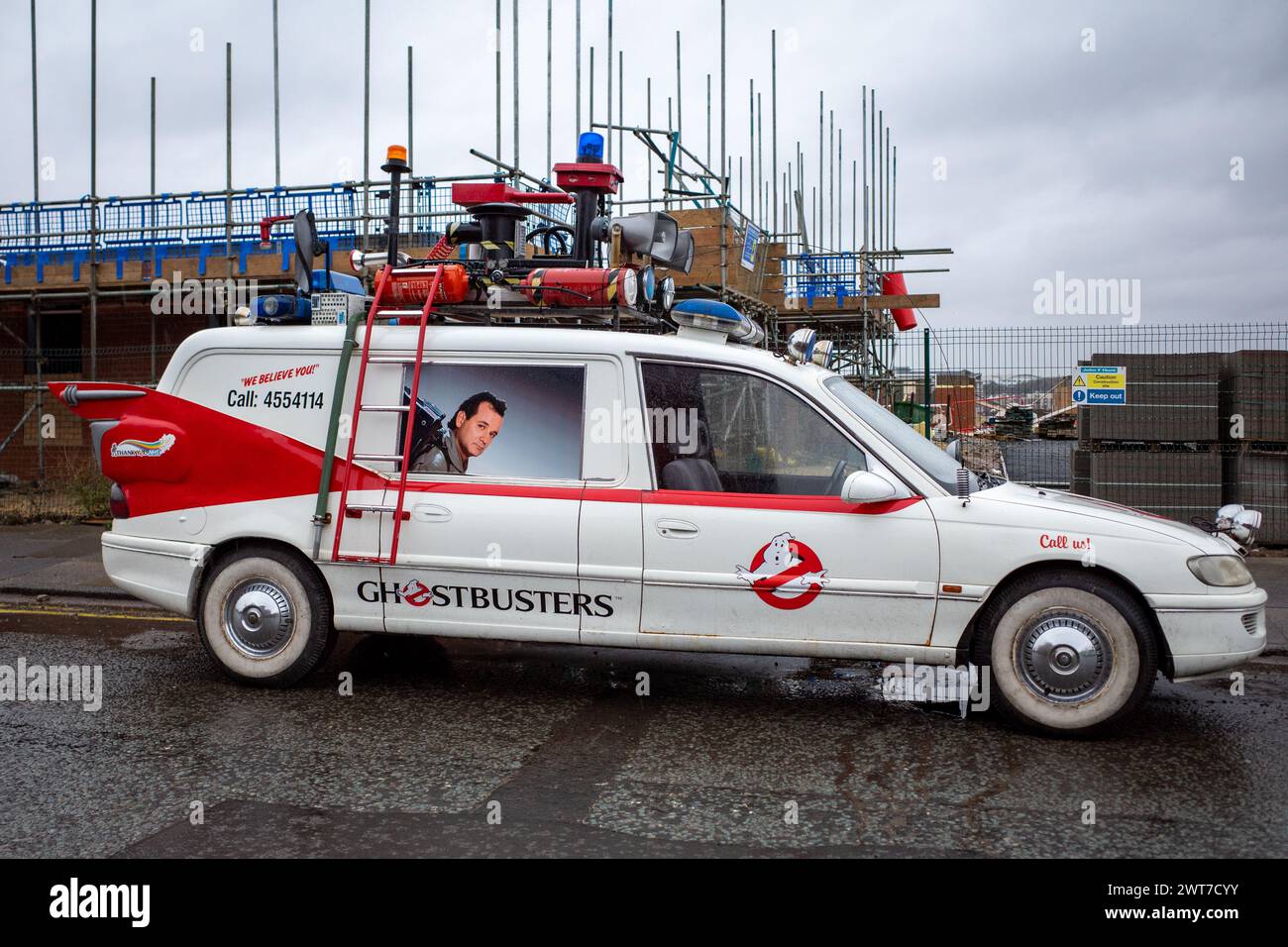 Replica di un'auto Ghostbusters, Ecto-1, di proprietà di un'azienda privata a South Shields, avvistata parcheggiata in strada. Inghilterra nord-orientale. Foto Stock