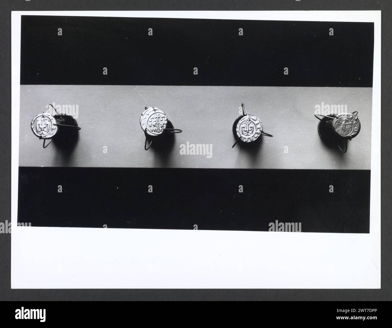 Abruzzo Chieti Chieti Museo Nazionale di Antichita91. Hutzel, Max 1960-1990 Vista esterna di parte dell'ex Villa Frigeri, che insieme ad un vicino palazzo, ospita il Museo Nazionale di Antichita. Viste anche dei giardini, della fontana (XVII secolo) e degli interni restaurati. Il cosiddetto "Guerriero di Capestrano" (V secolo a.C.) si trova nella collezione di antichità sotto uomini, giovani, Guerrieri--pietra--Etruschi, Italiani. Le vedute di Hutzel includono statue, monumenti funerari, busti ritratti e mosaici, molti dei quali sono stati scavati da Alba Fucens. Hutzel ha prestato particolare attenzione Foto Stock