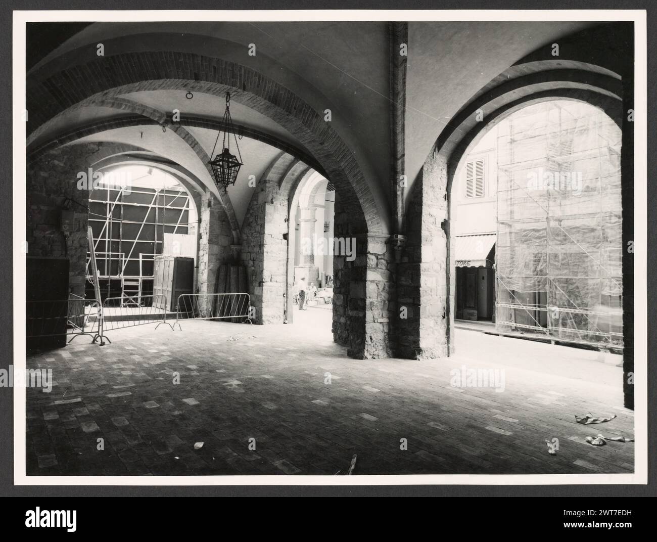 Toscana Siena Montalcino S. Agostino3. Hutzel, Max 1960-1990 Medieval: Architettura, scultura architettonica (XIV secolo). Post-medioevale: Affreschi (XII secolo) raffiguranti santi, vita di S. Agostino, la risurrezione Note generali: Quando questi negativi furono inviati si confondeva con l'identificazione di queste stampe e negativi e di quelle di S. Antimo. È POSSIBILE CHE esista ancora una certa mescolanza. Il fotografo e studioso tedesco Max Hutzel (1911-1988) fotografò in Italia dai primi anni '1960 fino alla sua morte. Il risultato di questo progetto, indicato da Hutzel come foto Arte minore, è un documentario completo Foto Stock