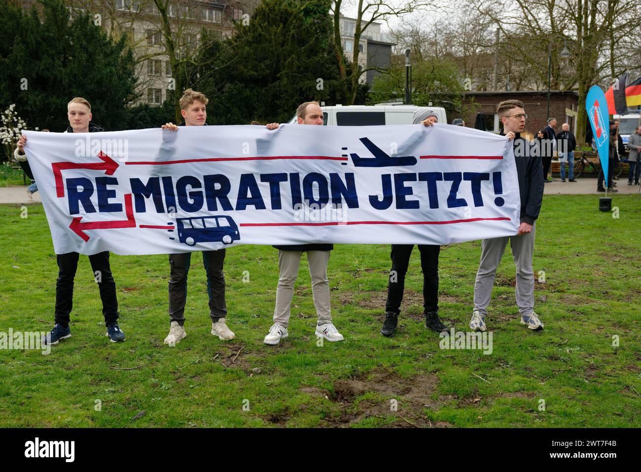 Duesseldorf, Germania. 16 marzo 2024. I partecipanti a una manifestazione AfD contro un rifugio per rifugiati pianificato hanno un poster con lo slogan "Remigration Now”. Credito: Henning Kaiser/dpa/Alamy Live News Foto Stock