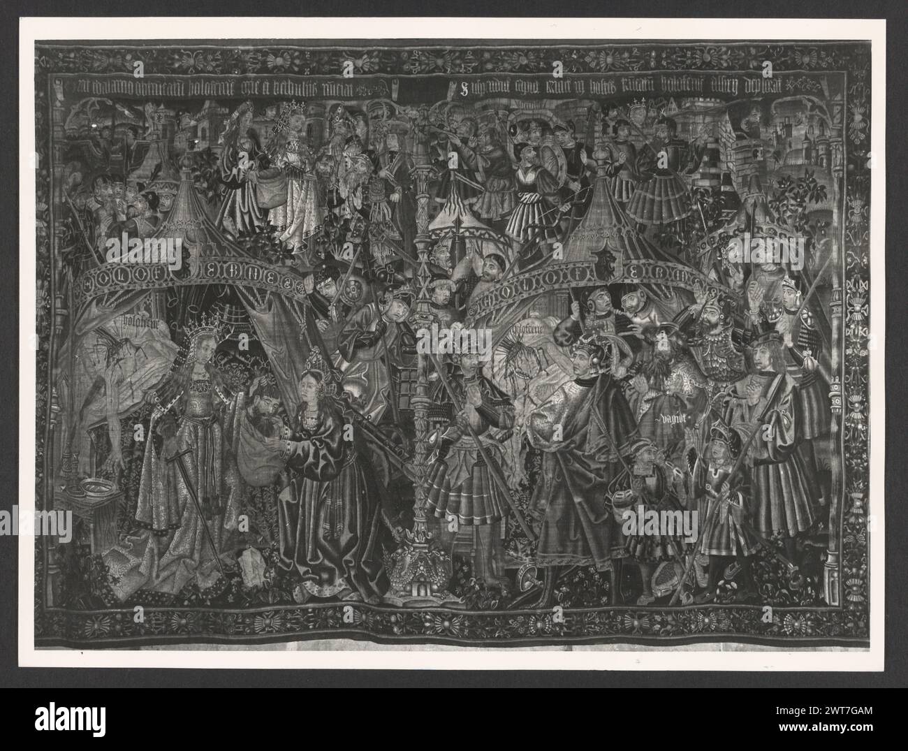 Lazio Roma Roma Palazzo Venezia, Museo8. Hutzel, Max 1960-1990 Post-medievale: Collezione di arazzi nella "sala Regia" Note: Occupare le stanze dell'appartamento Balbo, dove Paolo II visse e riunì le sue collezioni. Arazzi tedeschi e francesi del XVI secolo, tutti prodotti a Bruxelles, e cinque arazzi italiani da Riviera su disegni di cartoni animati di Giov. Franco Romanelli nel 1637-42. Il fotografo e studioso tedesco Max Hutzel (1911-1988) fotografò in Italia dai primi anni '1960 fino alla sua morte. Il risultato di questo progetto, citato da Hutzel come foto Arte mi Foto Stock