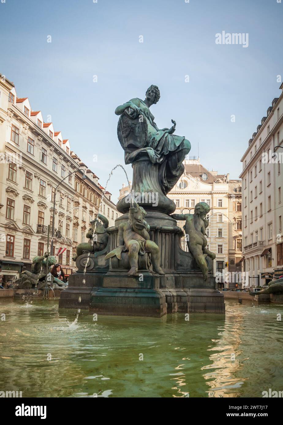 Fontana Providentiabrunnen in piazza Neuer Markt. Fontana Donnerbrunnen nel centro storico di Vienna - vista ravvicinata. Foto Stock