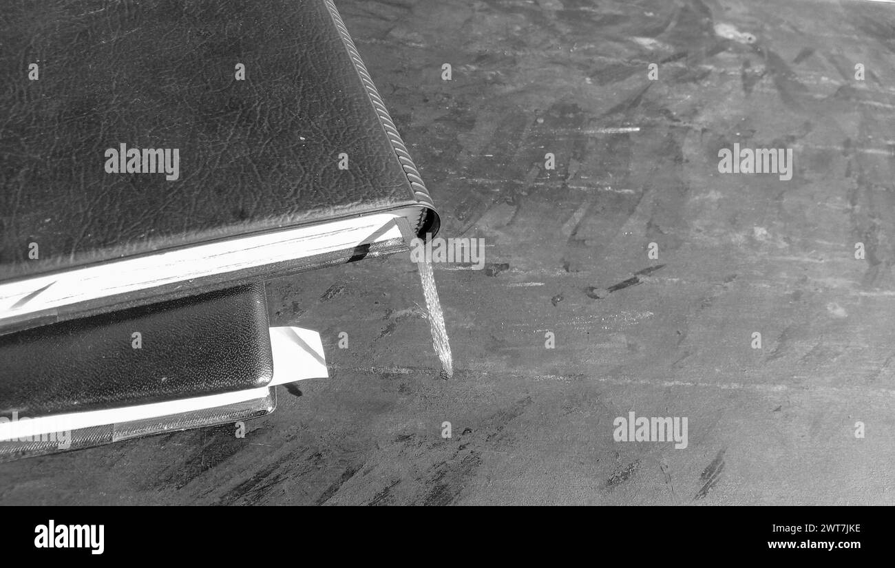 Foto di pastello colorato con un libro accanto, su sfondo nero Foto Stock