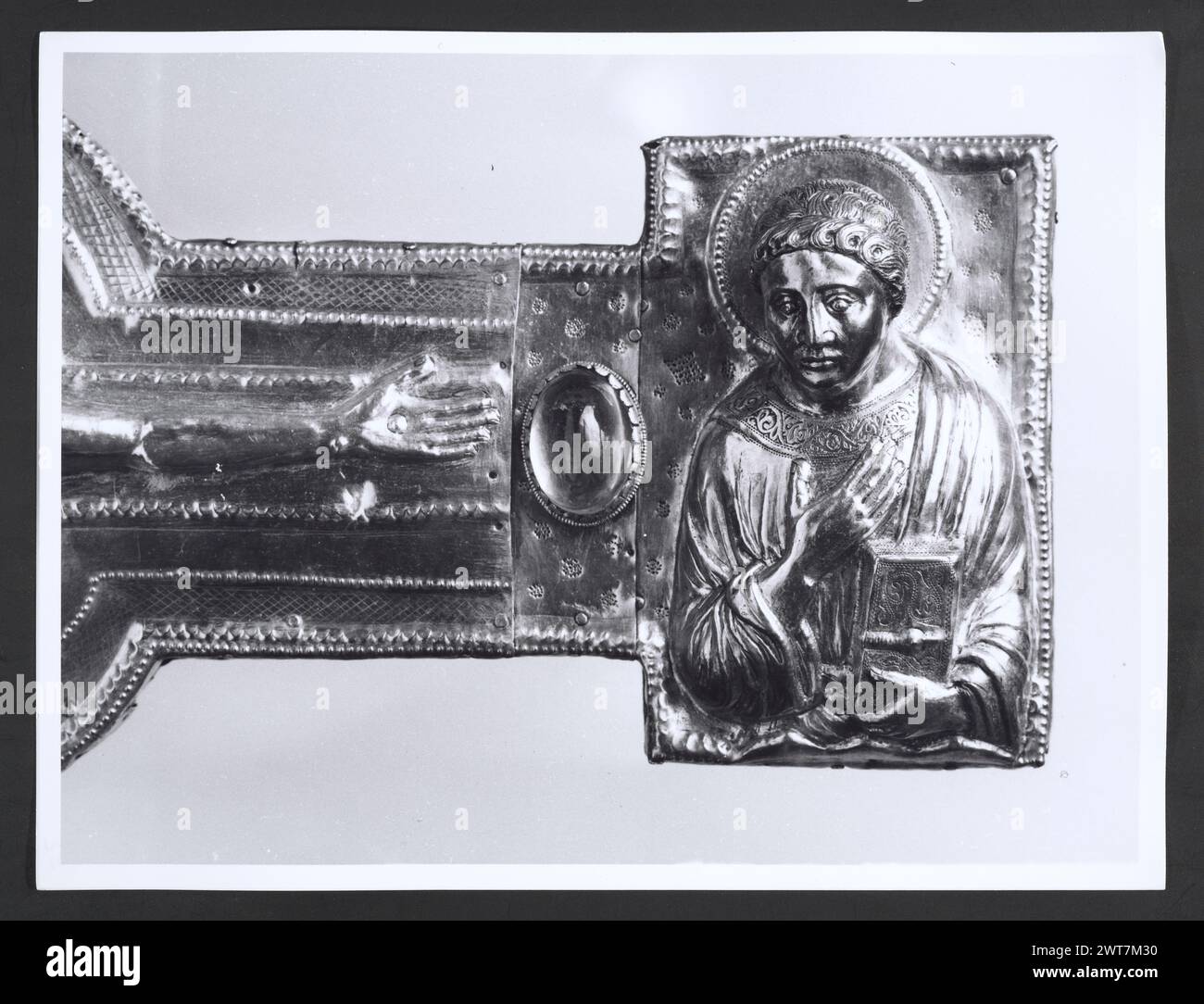 Lazio Frosinone Veroli S. Andrea Apostolo, Cattedrale 4. Hutzel, Max 1960-1990 vedute di oggetti in metallo ospitati nel Tesoro di S. Andrea Apostolo, tra cui busti, reliquiari, croci, polittico, scatole. Antichità: Scultura a rilievo; busti Note generali: Il Museo, che contiene il Tesoro, si trova nell'ultima cappella della navata destra. Tredici vedute di sculture (non metalliche) dal Museo sono stati assegnati numeri alla fine della sequenza del Tesoro, ma non ci sono negativi corrispondenti a queste stampe, né ci sono prove autorevoli che questi oggetti siano ospitati nel Museo della Cattedrale. GE Foto Stock