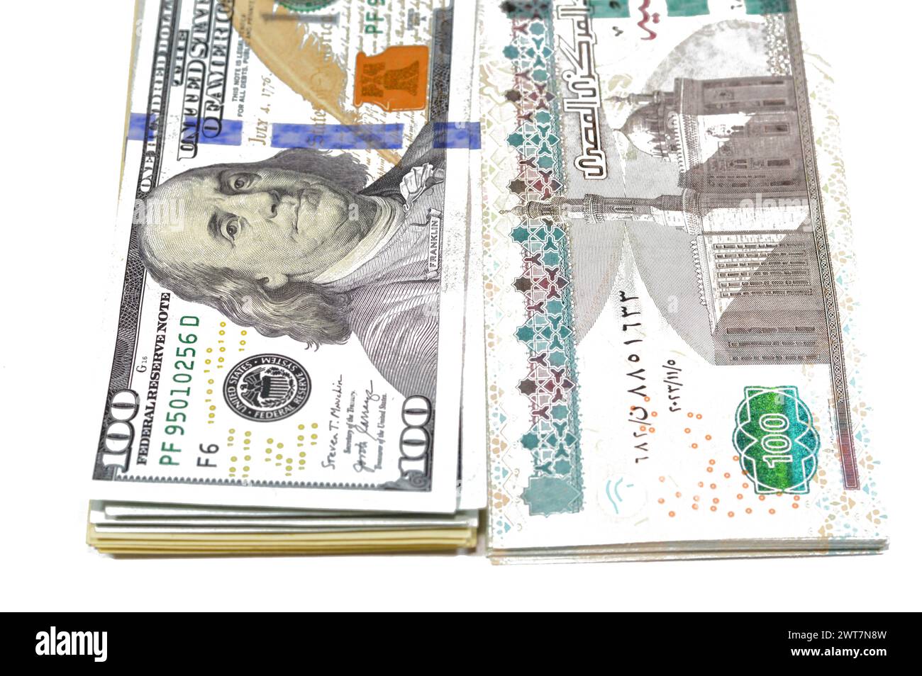 Banconote egiziane da 100 EGP LE banconote da cento sterline e USD contanti americani da 100 dollari, tassi di cambio dell'Egitto e degli stati Uniti o Foto Stock
