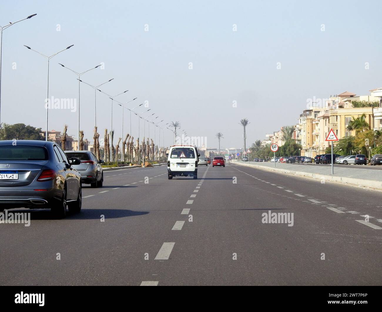 Cairo, Egitto, 14 dicembre 2022: Naguib Mahfouz Axis Highway in 1st settlement New Cairo City, Naguib Mahfouz Abdelaziz Ibrahim era uno scrittore egiziano Foto Stock