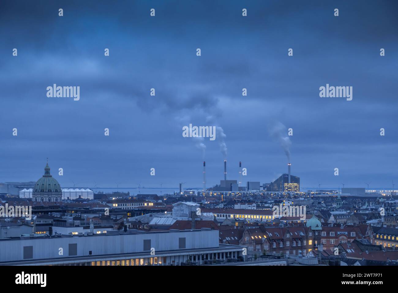 Copenaghen, Danimarca - Vista dalla Torre Rotonda sulla città che guarda alla Collina Copen dal GRANDE (gruppo Bjarke Ingels), al crepuscolo Foto Stock