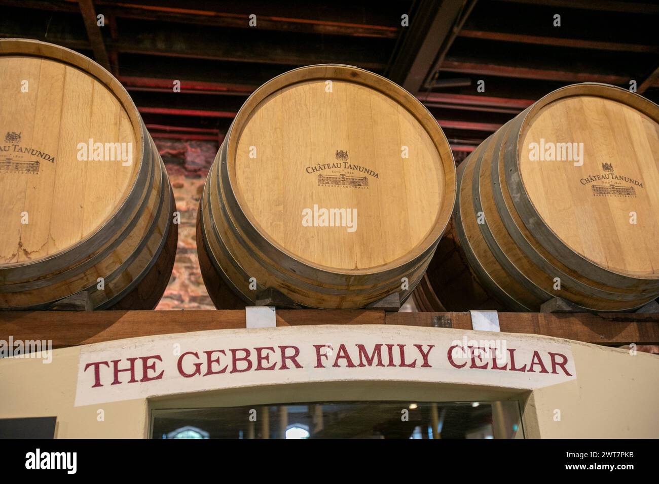 Chateau Tanunda nella Barossa Valley, cantina e cantina della famiglia Geber, con botti di vino sopra, Australia meridionale,2024 Foto Stock