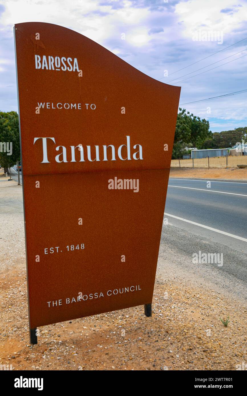 Tanunda nella Barossa Valley, metallo marrone benvenuto a Tanunda cartello del Barossa council, una città fondata nel 1848, Australia meridionale Foto Stock