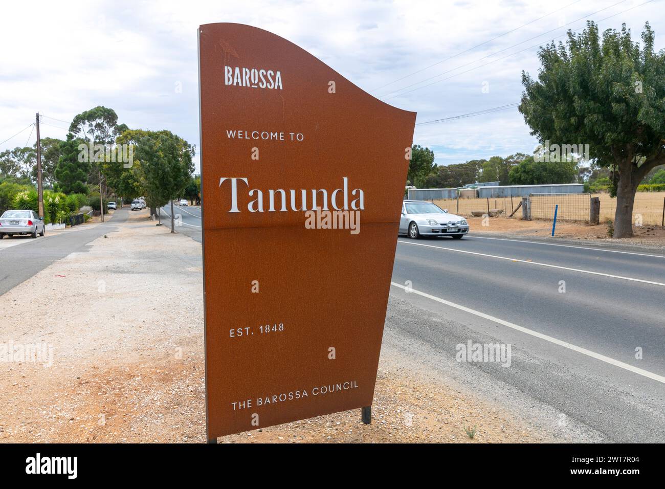 Tanunda nella Barossa Valley, metallo marrone benvenuto a Tanunda cartello del Barossa council, una città fondata nel 1848, Australia meridionale Foto Stock