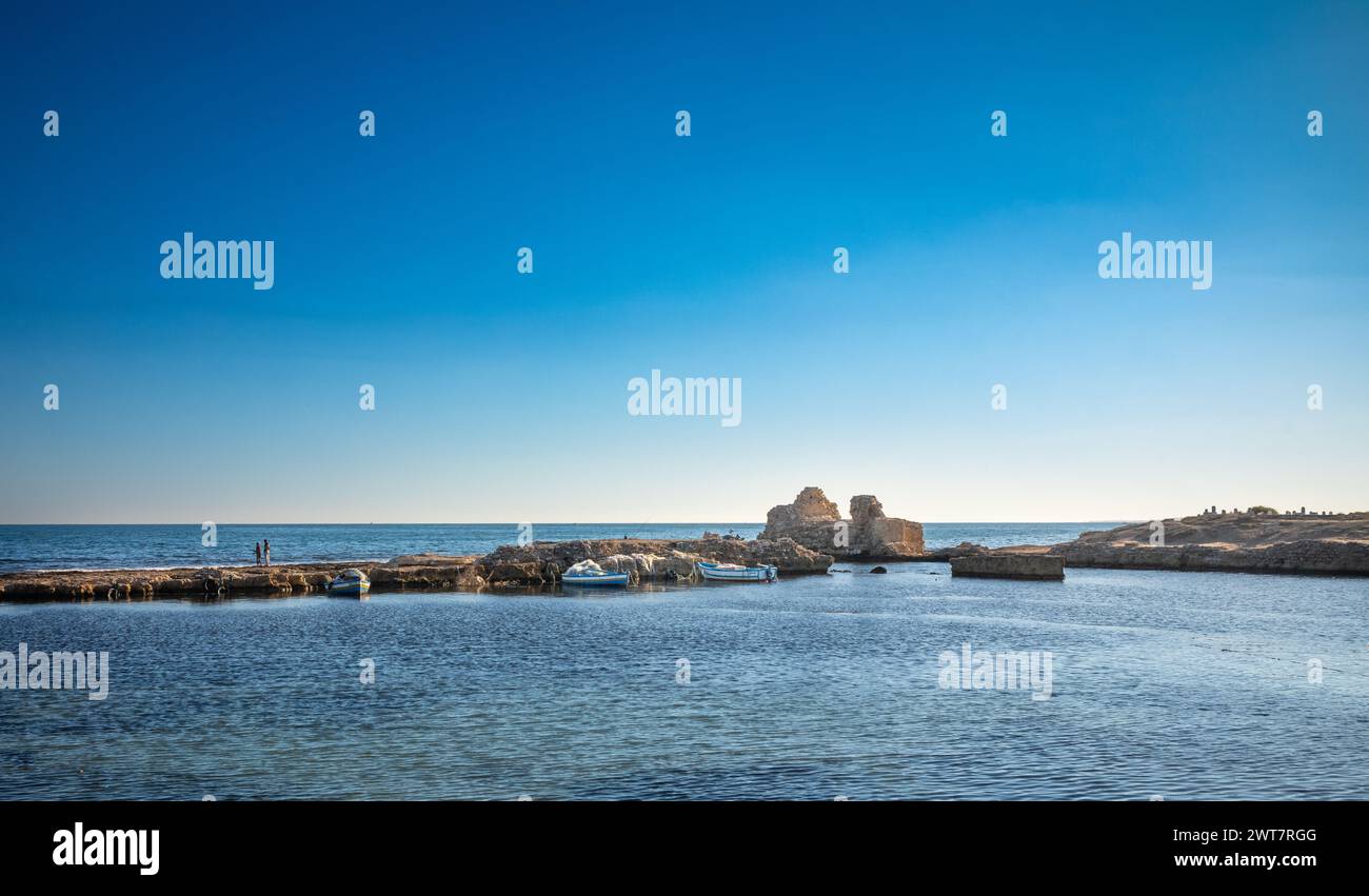 Piccole barche da pesca in legno ormeggiate nel Porto Vecchio di Fatimid, Mahdia, Tunisia Foto Stock