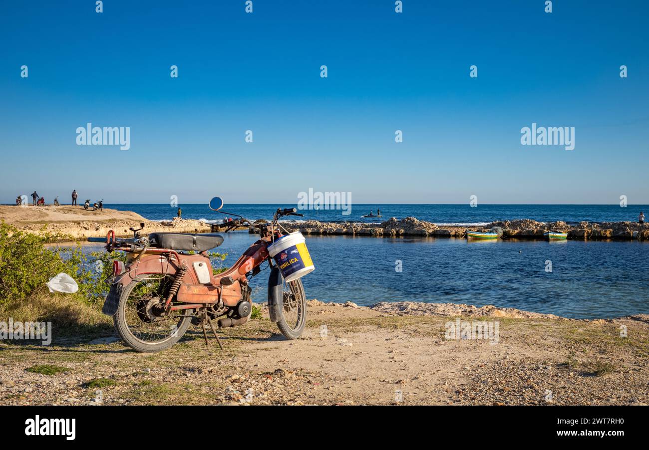 Un vecchio scooter con un secchio parcheggiato vicino al Porto Vecchio di Fatimid, Mahdia, Tunisia Foto Stock