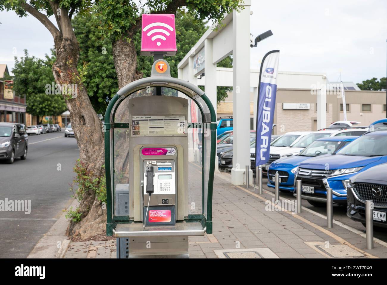 Telstra, fornitore nazionale di telecomunicazioni in Australia, ha ancora telefoni pubblici, tra cui qui a Tanunda, Australia meridionale, che fornisce chiamate gratuite Foto Stock