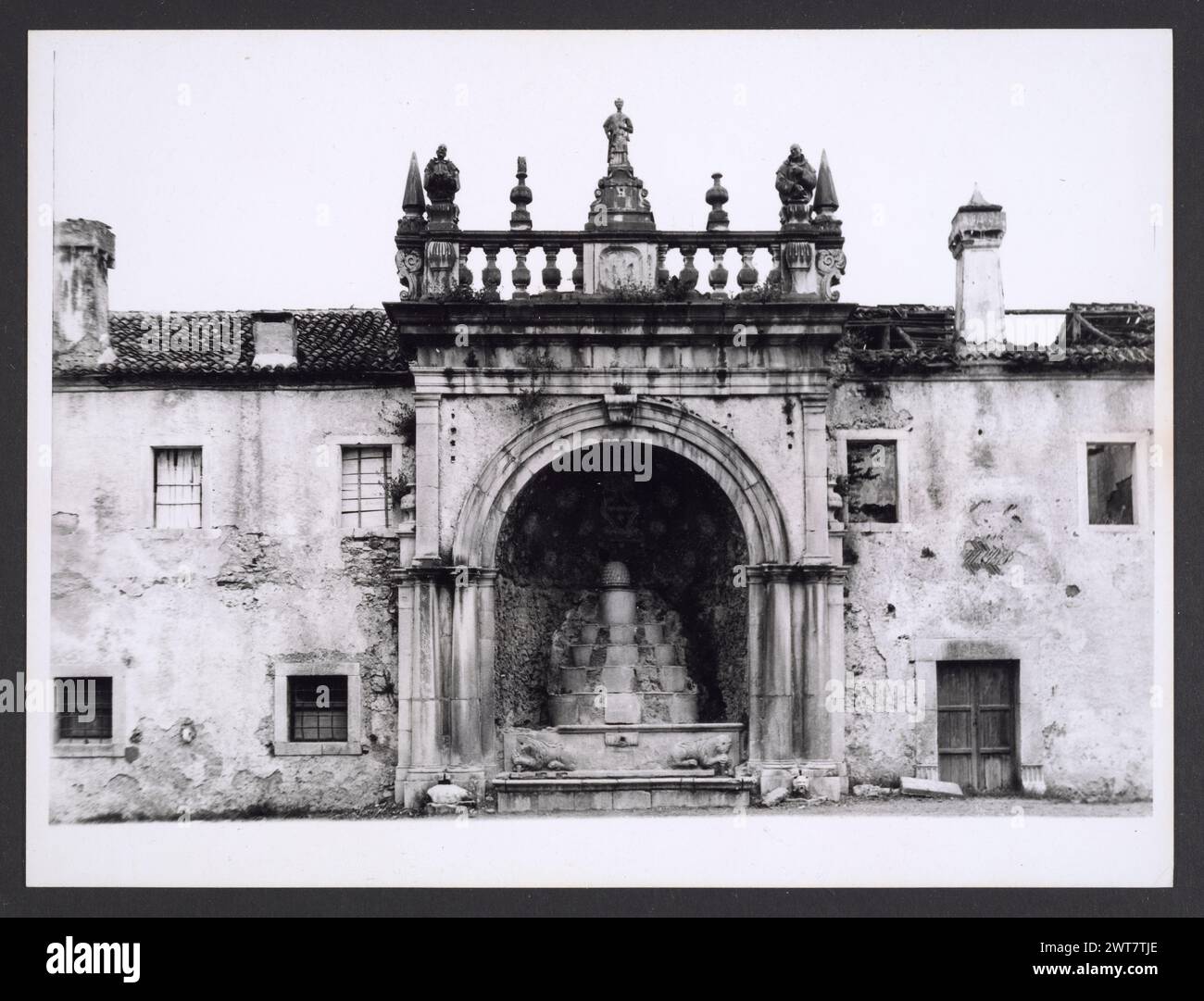 Campania Salerno Padula Monastero di S. Lorenzo1. Hutzel, Max 1960-1990 ci sono vedute di un certo numero di antichità. La loro posizione specifica all'interno del monastero è sconosciuta. Ci sono due vedute della tomba di Tommaso Sanseverino e una vista di una statua. Ci sono vedute dell'altare, il soffitto affrescato e statue in nicchie. nicchie. Le vedute sono del soffitto, dei dipinti e delle statue in nicchie. La loggia e la balaustra si affacciano. Ci sono due vedute del soffitto affrescato. Ci sono vedute della fontana, del portico, delle colonne e dei capitelli. Ci sono vedute della croce votiva, della loggia, della AN Foto Stock