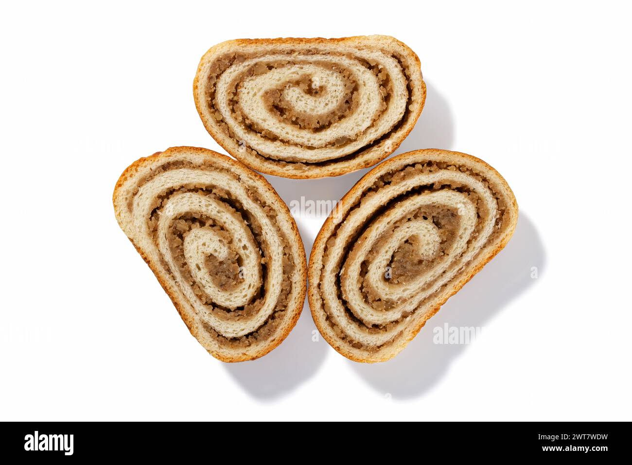 Viziatevi con i ricchi sapori di tre fette di pane tedesco alle noci, ognuna decorata con noci croccanti e una crosta dorata, su un bianco pulito Foto Stock